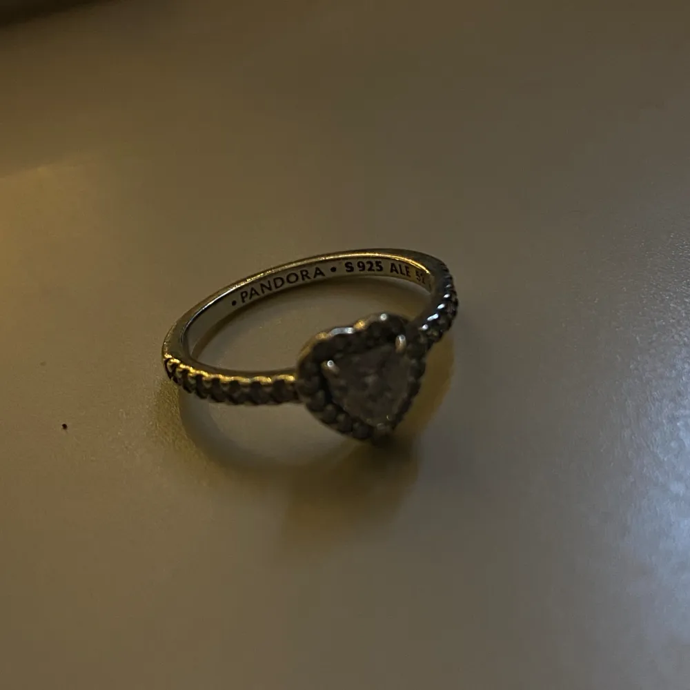 Säljer nån Pandora ring ja fick av mitt ex, vill bli av med snabbt, väldigt bra skick, hann ha på mig den 1 gång innan de tog slut 😀. Accessoarer.