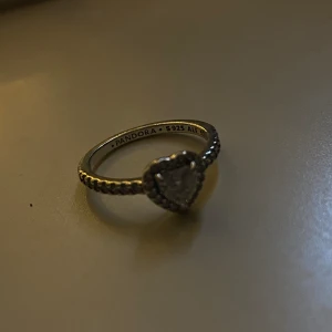 Pandora ring - Säljer nån Pandora ring ja fick av mitt ex, vill bli av med snabbt, väldigt bra skick, hann ha på mig den 1 gång innan de tog slut 😀