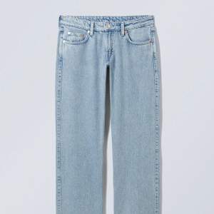 Fina ljusblå och lågmidjade jeans från Weekday i modellen Arrow. Nyskick!