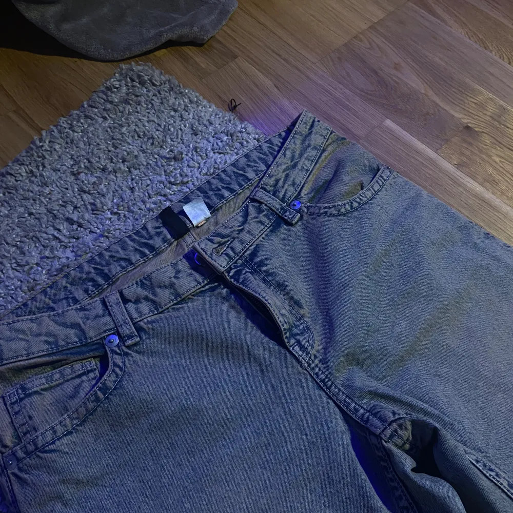 Bleknings tvättade jeans med straight fit! . Jeans & Byxor.