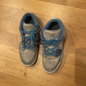 Blå jordans  - Slitna skor storlek 37,5