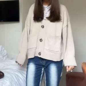 stickad kofta  - Jätte snygg och populär kofta från hm!😍😍as najs passform! Bilderna är lånade, skriv för egna!💓