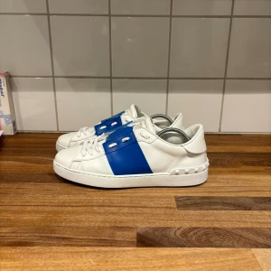 Valentino skor  - Hej! Jag säljer dessa Valentino Garavani open skorna. Skorna är i storleken 42 1/2. Kontrastfärgen är ljusblå.   Hör av er vid frågor eller funderingar  Kan även mötas upp vid köp!