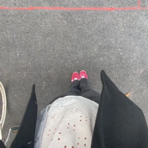 Röda Adidas Gazelle skor - Sålda 