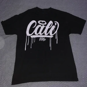 DYSEONE - En cool t-shirt från märket Dyseone med graffiti art. Aldrig använd, så nyskick. Är i storlek L och tycker den sitter som en stor M.