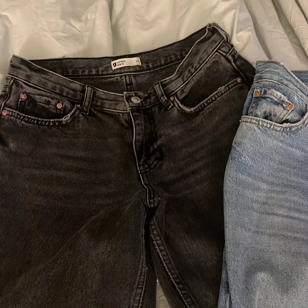 låg midjade jeans i blått och svart 150kr styck. Jeans & Byxor.