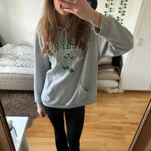 Grå hoodie - Grå Hoodie med tryck. Skulle säga att den passar S-L✨💗💫