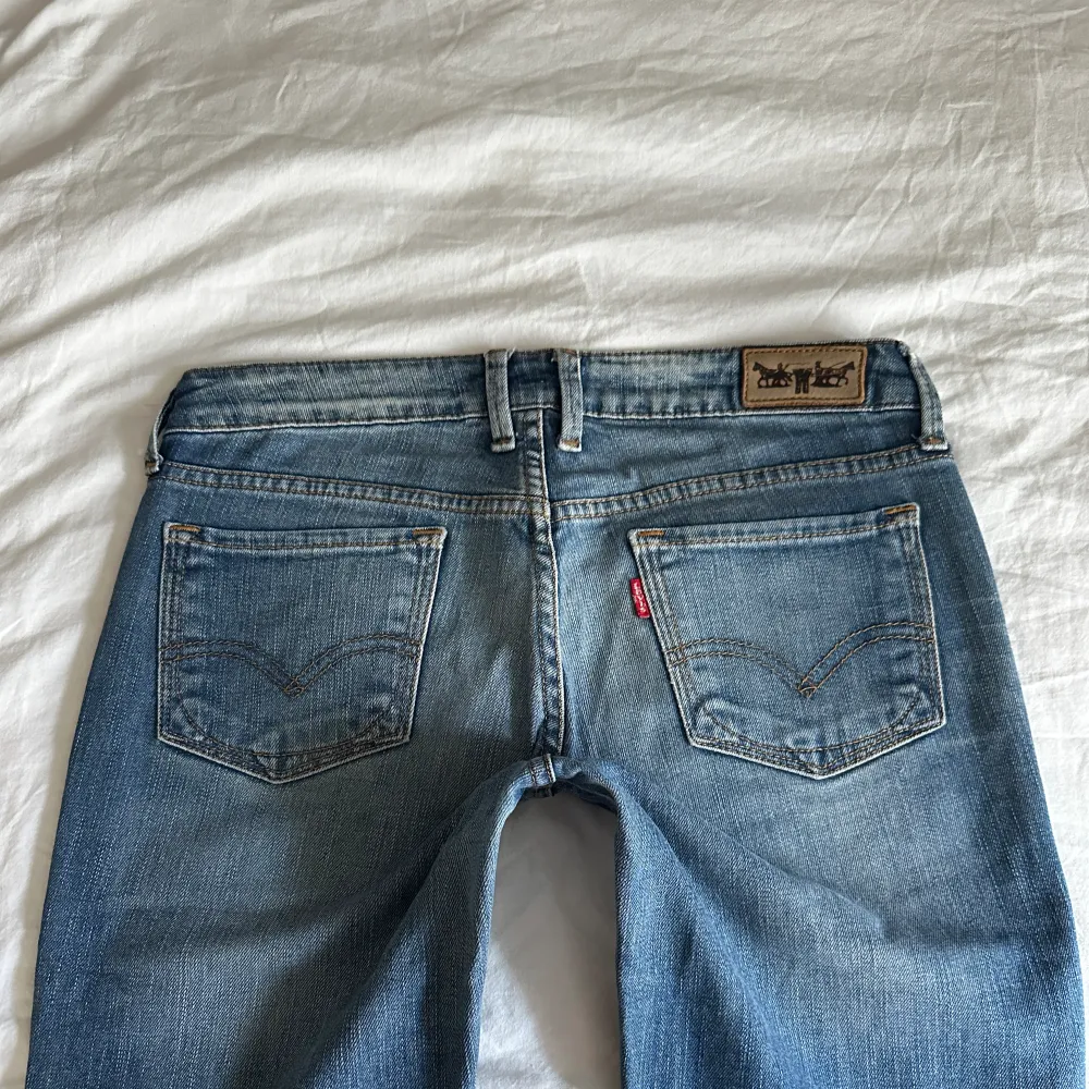 Vintage lågmidjade bootcut Levis jeans💓midja 41 innerben 78 jae 165. Jeans & Byxor.