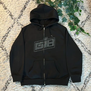 Rhinestone zip-up - En fin rhinestone zip up som jag köpte på plick ett tag sen. Den är tjock och är i bra skick, förutom att den är lite nopprig. Inga stennar saknas. Priset kan diskuteras och köparen står för frakt 📦 