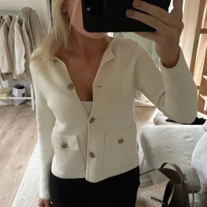 Cardigan - Så vacker kofta/cardigan i cremevit, köpt på Kappahl (Hampton Republic) för ett tag sen. Säljer då den inte används längre, men är så fin och perfekt nu till våren🌸🌸 Man kan ha den både knäppt och öppen! Hör av dig om du undrar något 🩷