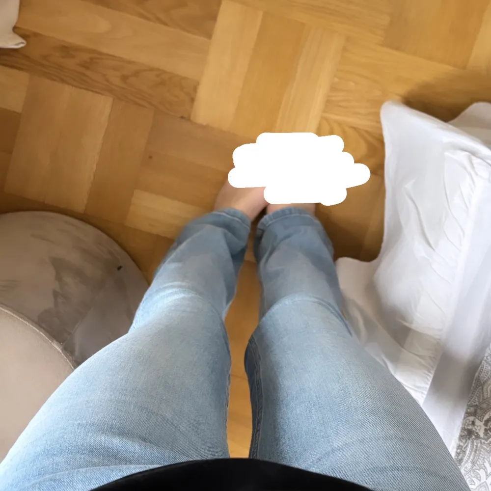 Jättesnygga ljusblåa jeans från Ginatricot , storlek S💕💕💕💕💕Passar mig bra som är 170 cm. Jeans & Byxor.