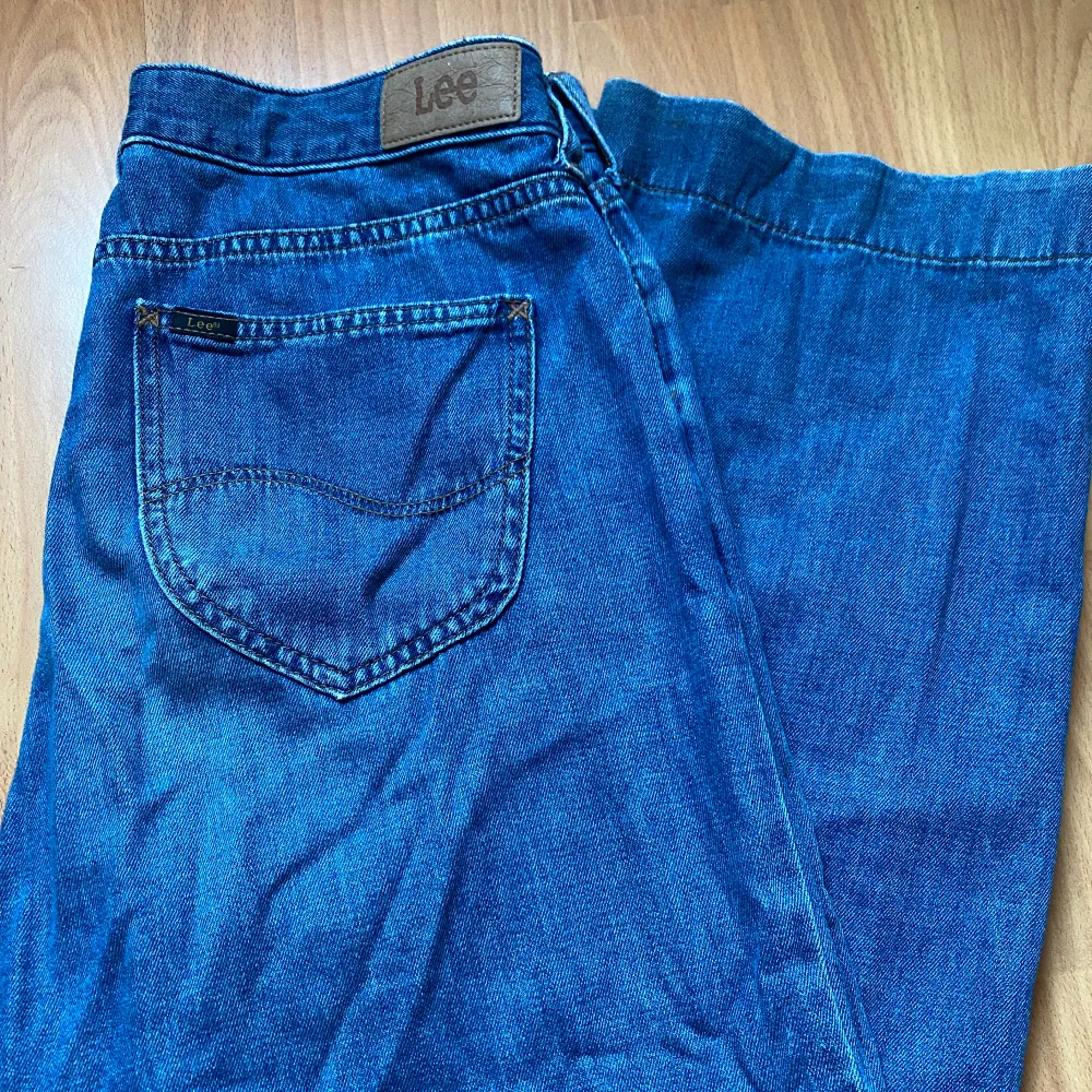 Supercoola jeans från Lee i modellen wide leg. Väl använda men inga slitage utan behöver bara strykas lite! . Jeans & Byxor.