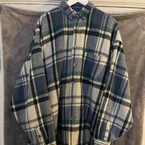Oversize skjorta/vårjacka ASOS - Jättefin skjorta från ASOS som inte kommer till användning då den är för stor för mig.  Storlek XL om man vill att den sitter oversize. Lappen säger 2XL (om man vill att den sitter normalsize).  Kan användas som skjorta eller jacka!