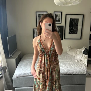 Mönstrad klänning🧡 - Jättefin mönstrad klänning, köpt i Spanien. Free size.💕