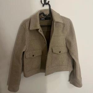 Jacka/kappa - Säljer min kappa från zara i storlek xs då den är för liten. Mycket fint skick då jag endast använt ca 1-2 gånger💗