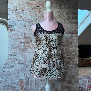 Topp - Topp i leopard mönster med spets🖤