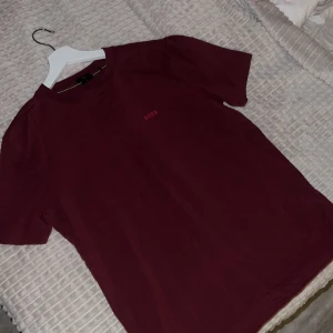 Boss Tshirt  - Boss T-shirt i jätte bra skick!! Storlek S 