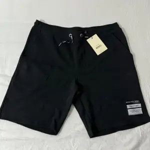 Oanvända svarta shorts i storlek xl från Redefined Rebel