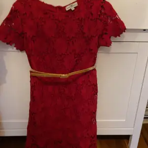 Röd festklänning med gulligt bälte till, från Hampton27Republic i super fint skick, bara använd ca 3 gånger. Köpare betalar frakt