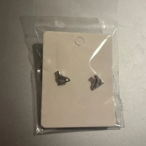 Skridsko örhängen silver - Jag säljer dessa örhängen eftersom att jag redan har ett par av dessa. Nypris är 145kr men jag säljer dessa för 60kr. Aldrig använda och är inte öppnade från förpackningen som ni ser på bilderna 💗Skriv gärna pris förslag 💗