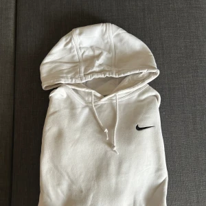 Vit nike hoodie  - Vit nike hoodie strl M. Använd 2 gånger. 