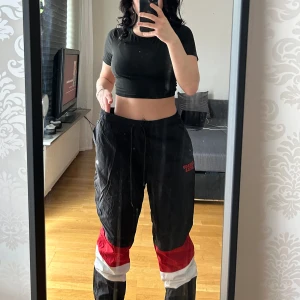 Chicago bulls pants  - Parachute/track pants från Chicago Bulls, Strl L. Passar inte mig vid midjan. Mens section men för alla. 