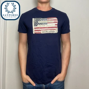 Ralph Lauren USA T-Shirt - Jättefet Ralph Lauren T-shirt i 9/10 skick! Han på bilden är 175cm/67kg (M) Skriv vid frågor eller funderingar🙌