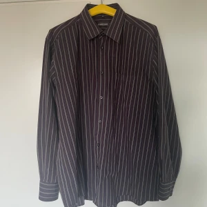 Vintage skjorta - Cond 10/10 strlk M sitter fett oversized köpt på humana