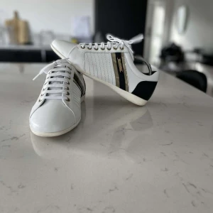 Versace collection skor  - Hej!  Säljer ett par Versace skor i riktigt fint skick, enbart använda 2 gånger.  Nypris: 3200kr Hör av dig vid frågor!