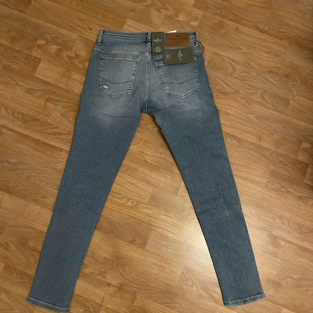 Helt nya oanvända jeans, fick de som present men har exakt samma och prislappen är fortfarande kvar! Tryck gärna på köp nu eller kontakta vid frågor😊. Jeans & Byxor.