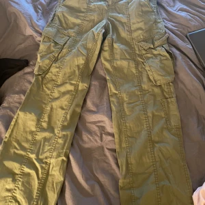 Y2k cargos  - Eu 36. Ett par feta y2k Cargos som passar perfekt för sommaren. Använda 1 gång köpta på h&m och säljs inte längre. Kontakta för mer bilder och mer info💖