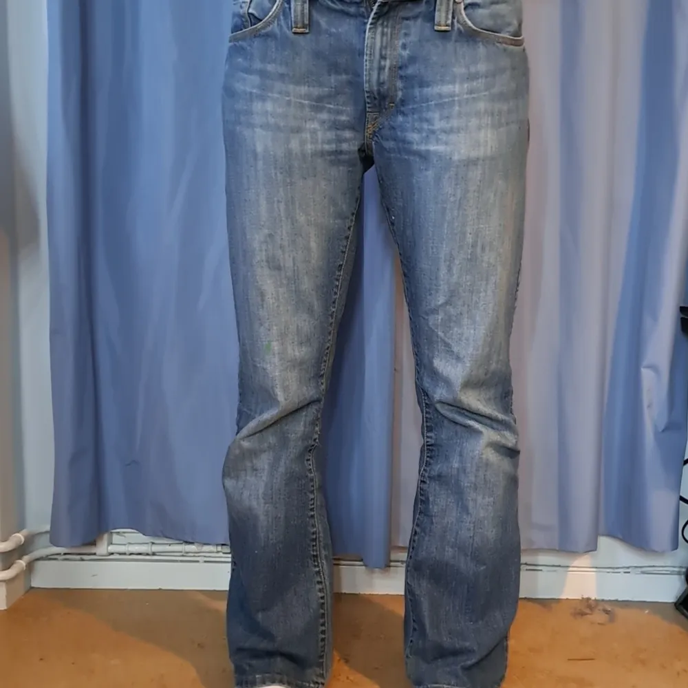 As najs basic jeans, om är i perfekt skick förutom att knappen där fram lossnat😱, hör av dig vid fler frågor om jeansen🙌. Jeans & Byxor.