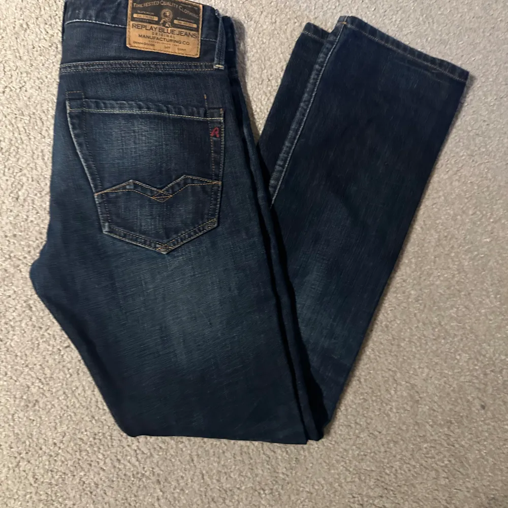 Säljer dessa trendiga Replay jeansen som är i bra skick, storlek är w29 L32. Modellen är Waitom som är ganska lik anbass.. Jeans & Byxor.