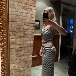 Topp och kjol från LXA - Knappt använt, säljer båda tillsammans. Toppen är i strl S, och kjolen i M. Jag är 182 cm.