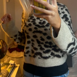 Leopard tröja  - Köp gärna via köp nu! Andra och tredje bilden är lånade, ifrån H&m i storleken xs. Säljer pga att den inte kommer till användning den är i mycket bra skick. 250kr+frakt💓💓