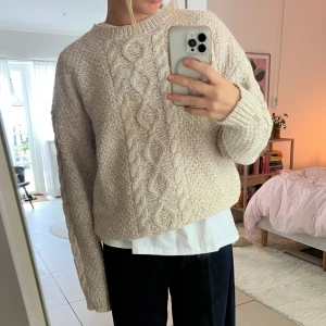 Beige stickad tröja - Stickad tröja från Motel Rocks. Naturfärgad/beige, stl M. Mycket bra skick!