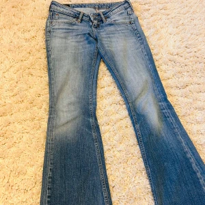 Lågmidjade jeans  - Lågmidjade jeans med snygg tvätt, strl S ungefär 🫶 skriv privat vid frågor eller fler bilder, kolla gärna in det andra jag säljer 💓