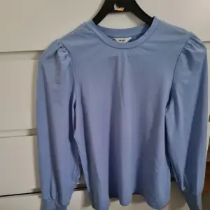 Hej   Säljer min nästan ny tröja( använt bara ett par gånger), ljus blå, storlek XS. Väldigt bra kvalitet på den.  Köparen betalar frakt.
