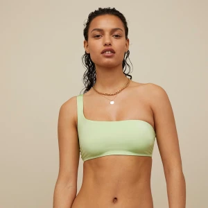 Mintgrön h&m one shoulder bikini (över+underdel) - Mintgrön (färgen stämmer bäst överens med andra och tredje bilden!). Strl 36 i båda delarna. Har inte kvar vadderingen i överdelen. Använd 1 gång, men har inga tecken på användning. Nypris överdel: 179 och underdel: 129.
