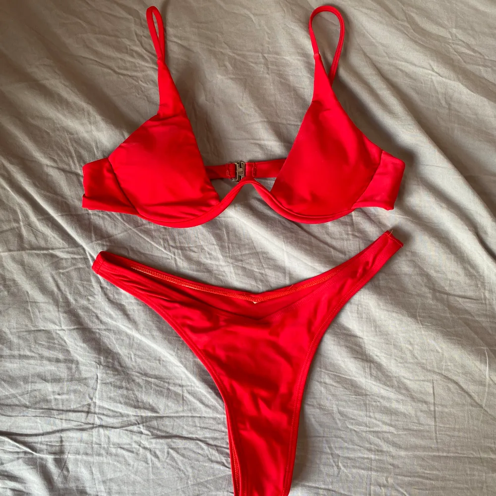 Supersnygg röd bikini!   Köptes på Plick och den har inga lappar så vet tyvärr inte vilket märke eller storlek den är, men skulle uppskatta S (passar även M). Älskar färgen och modellen, men har en liknande så den kommer inte komma till användning 💗. Övrigt.