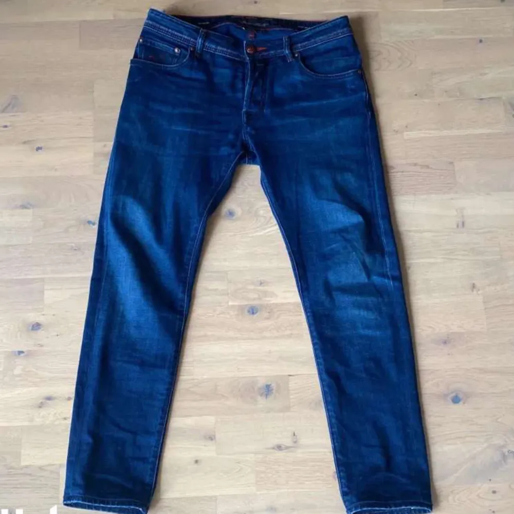 Tja! Säljer ett par omtyckta Jacob Cohen Jeans i storlek 32, strålande skick 10/10. Säljer jeansen för 1400. Nypris cirka 5 tusen. Pris kan diskuteras vid en snabb affär.  Hör av er vid frågor och funderingar!. Jeans & Byxor.