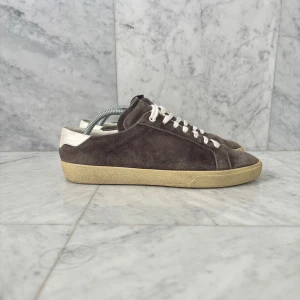 Saint Laurent skor - Säljer nu dessa feta skor från lyxmärket Saint Laurent i högkvalitativ mocka. Skorna är i bra skick ~ 8/10 - Nypris: 6500 kr - Storlek: 42 men passar 43 - Tveka inte på att höra av er vid minsta fråga eller fundering :)