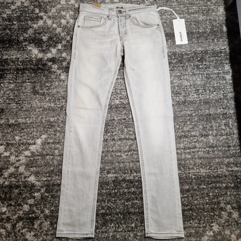 Tjena! Säljer ett par riktigt schyssta dondup jeans i modellen George. Skicket på jeansen är 9/10. Har du några frågor eller funderingar så hör av dig // IC_RESELL . Jeans & Byxor.