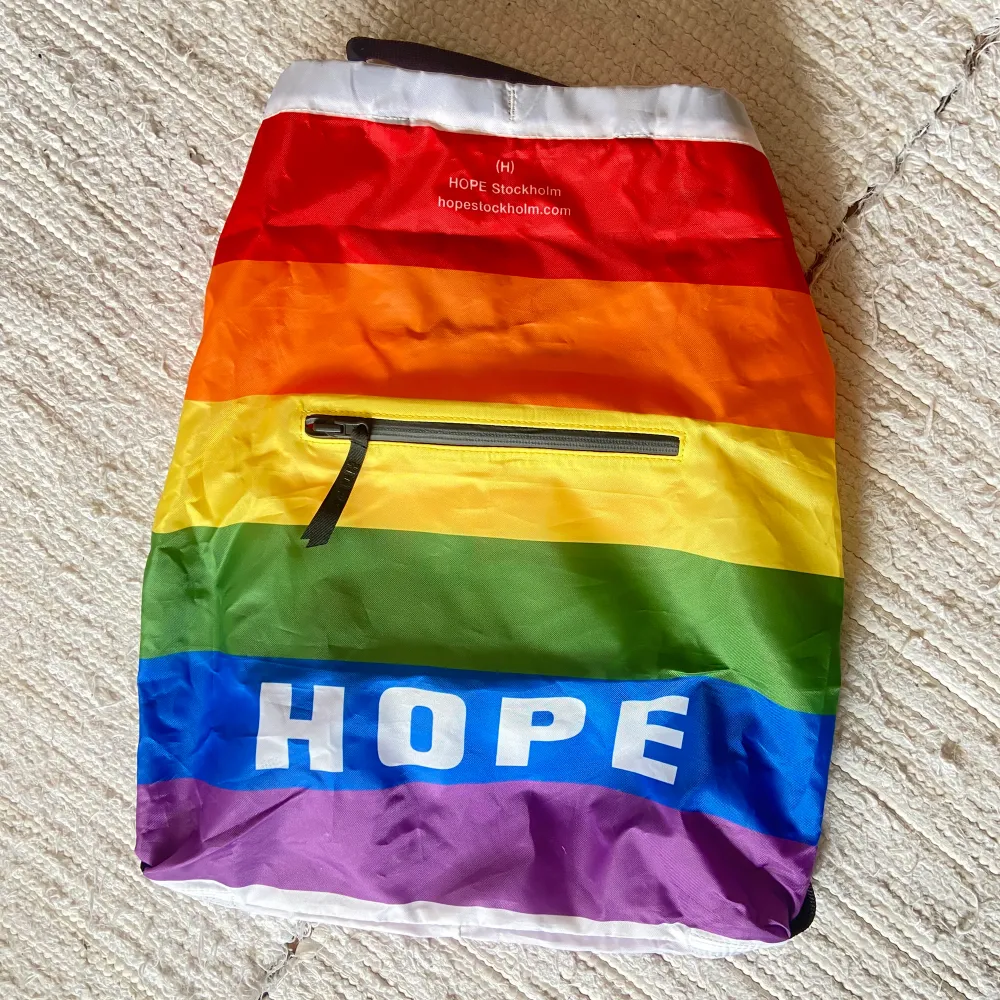 Helt oanvänd väska från Hope limited edition för Pride. Ficka på utsidan med dragkedja. Helt oanvänd. . Väskor.