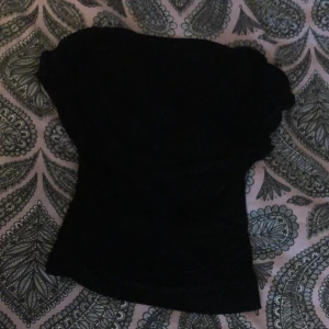 Backless topp - Toppen är i väldigt bra skicklig bra i storlek. Säljer pga att den är lite för stor för mig och nästan aldrig kommit till användning. 