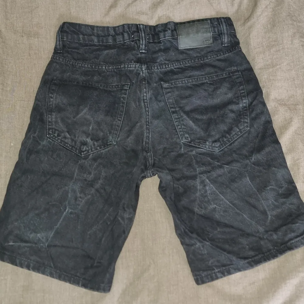 Hej säljer mina 157 lager shorts i material jeans som har blivit för små för mig. Storlek S.. Shorts.