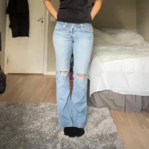 Levis jeans - svinsnygga lågmidjade Levis jeans med hål som jag säljer då jag har flera liknande. lånade bilder från förra säljaren, & hålen har blivit lite större sen dess, men är de i super skick!💕midjemått 76 & innerbenslängd 77. säljer bara vid bra bud😊