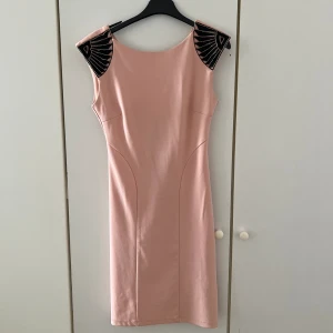 Elegant klänning  - Elegant klänning som jag endast haft en gång vid bröllop! Super fin på! Går att använda vid olika tillställningar men även som en finklänning om man skall gå ut.🩷