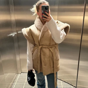 Väst - Säljer denna superfina shearlingväst, storlek 36. Köpt oktober 2023