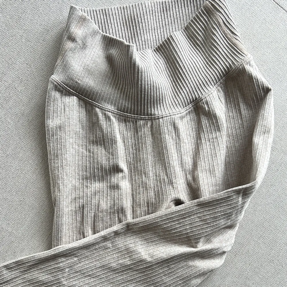 Beiga tights från amin i super skick! Tyvärr har loggan i metall lossnat i tvätten men annars inga defekter! . Jeans & Byxor.